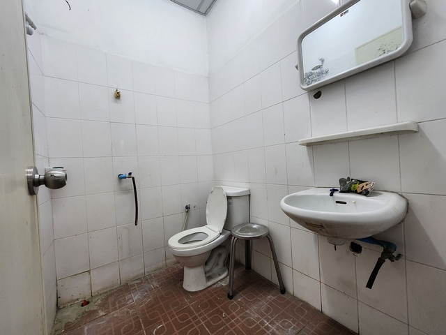 ขายอาคารพาณิชย์ 4 ชั้นครึ่ง 16 ตารางวา ติดถนนเศรษฐกิจ1 ใกล้สามแยก กระทุ่มแบน เพียง 200 เมตร . 