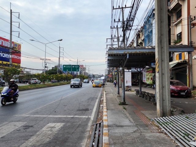 ขายอาคารพาณิชย์ 4 ชั้นครึ่ง 16 ตารางวา ติดถนนเศรษฐกิจ1 ใกล้สามแยก กระทุ่มแบน เพียง 200 เมตร . 