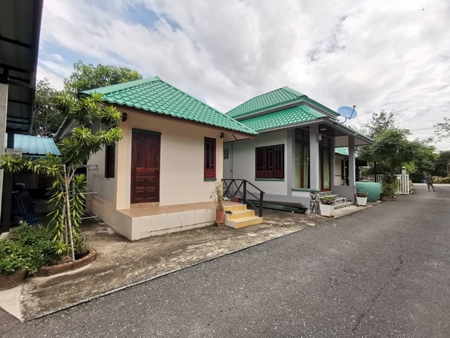 กิจการ บ้านพัก รายวัน รายเดือน ทำเลดี อยู่ติดถนน ใกล้ รร. นายร้อยจปร นครนายก   บนเนื้อที่ 388ตร.ว 8.5 ล้านบาท   ถูกมากๆ ขายขาดทุน