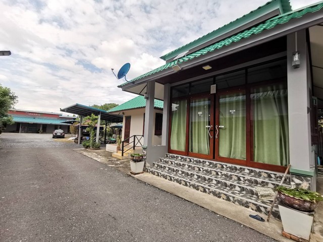 กิจการ บ้านพัก รายวัน รายเดือน ทำเลดี อยู่ติดถนน ใกล้ รร. นายร้อยจปร นครนายก   บนเนื้อที่ 388ตร.ว 8.5 ล้านบาท   ถูกมากๆ ขายขาดทุน