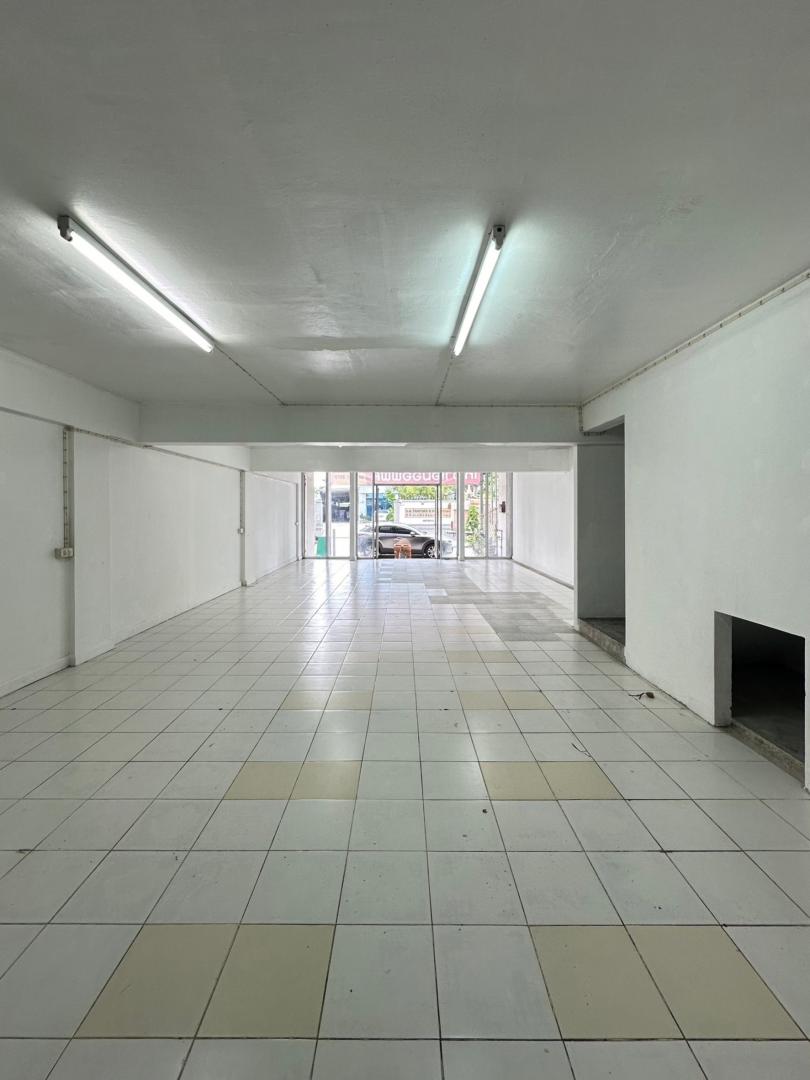 ให้เช่า อาคารพาณิชย์ 5 ชั้น ซอยพระราม 3 สาธุประดิษฐ์ พื้นที่ใช้สอยโดยประมาณ 400 ตารางเมตร ห้องน้ำมีทุกชั้น 4-5 ห้อง 