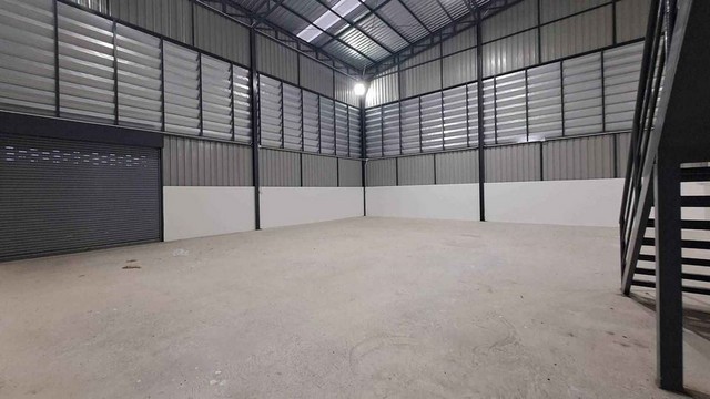 ให้เช่าโกดังโรงงานพร้อมออฟฟิศ 2 ชั้นแถมฟรีแอร์ 3 ตัว  ขนาด 365 ตรม. ลำลูกกาคลอง 4 อำเภอลำลูกกา 