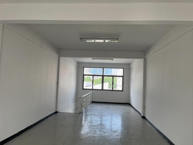 ให้เช่าอาคารพาณิชย์ 5 ชั้น เอกมัย ใกล้ BTS เอกมัย ราคา 55,000 บาท/เดือน