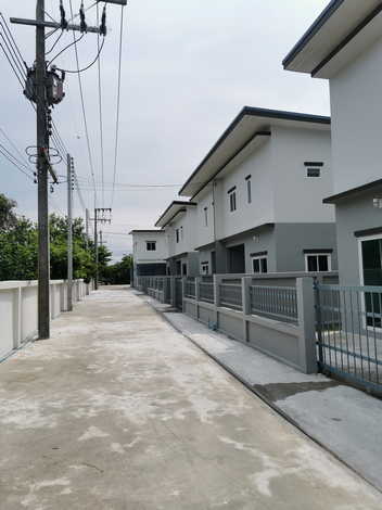 ขายที่ดินพร้อมสิ่งปลูกสร้าง เข้าออกได้หลายสาย ลาดหลุมแก้ว ปทุมธานี อยู่ระหว่างถนนสาย340และสาย346