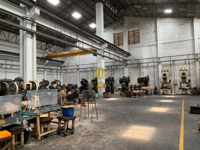 โกดังให้เช่าขนาด 2200 ตรม. สีม่วงเข้ม ซอยสุขสวัสดิ์ 84