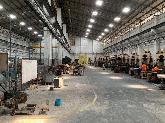 โกดังให้เช่าขนาด 2200 ตรม. สีม่วงเข้ม ซอยสุขสวัสดิ์ 84