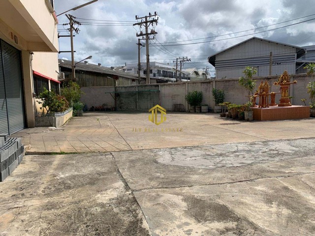 โกดังให้เช่าขนาด 2200 ตรม. สีม่วงเข้ม ซอยสุขสวัสดิ์ 84