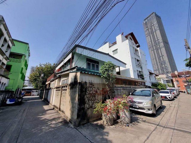ขายที่ดินพร้อมบ้านเดี่ยว 2 ชั้นหลังมุม 86 ตรว. ซอยสุขุมวิท 49 ใกล้โรงพยาบาลสมิติเวช BTS พร้อมพงษ์ ทองหล่อ 