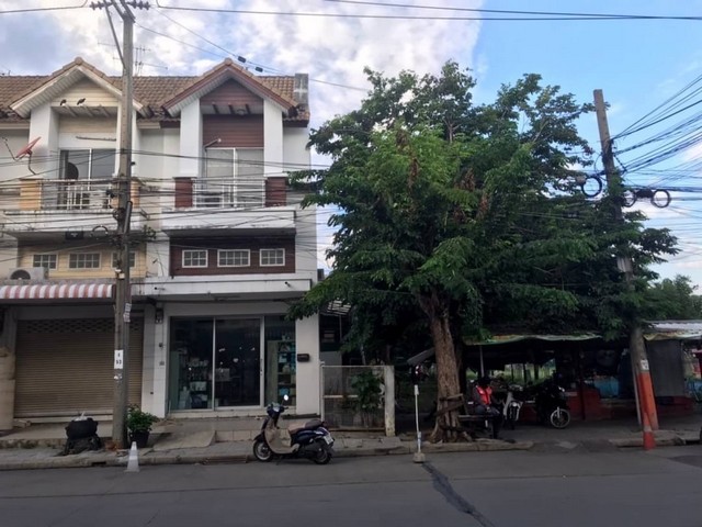 ขายอาคารพาณิชย์ 2 ชั้นครึ่ง ( มีชั้นลอย) หัวมุม ม.บ้านพูนสินธานี 3 ลาดกระบัง กรุงเทพ