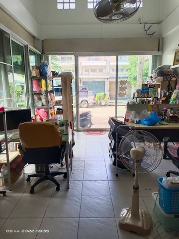 ขายอาคารพาณิชย์ 2 ชั้นครึ่ง ( มีชั้นลอย) หัวมุม ม.บ้านพูนสินธานี 3 ลาดกระบัง กรุงเทพ