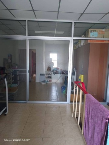 ขายอาคารพาณิชย์ 2 ชั้นครึ่ง ( มีชั้นลอย) หัวมุม ม.บ้านพูนสินธานี 3 ลาดกระบัง กรุงเทพ