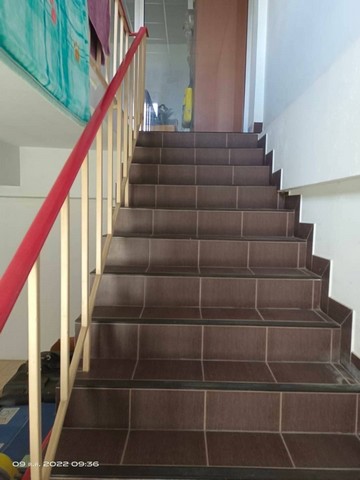 ขายอาคารพาณิชย์ 2 ชั้นครึ่ง ( มีชั้นลอย) หัวมุม ม.บ้านพูนสินธานี 3 ลาดกระบัง กรุงเทพ