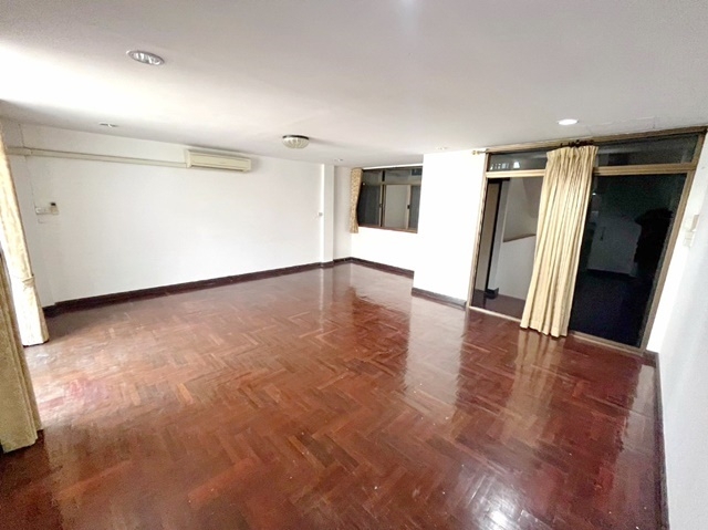 BTSอารีย์ สะพานควาย ให้เช่าด่วน โฮมออฟฟิศ3ชั้น กว้าง6 ม. รีโนเวทใหม่ อินทามะระ 32ตรว. 362ตรม. 33นอน 4น้ำ 3จอดรถ 5แอร์  