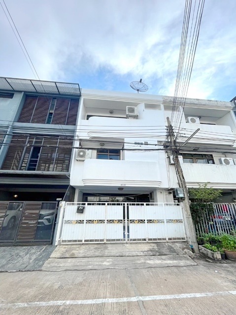 BTSสะพานควาย ให้เช่าด่วน โฮมออฟฟิศ3ชั้น กว้าง6 ม. รีโนเวทใหม่ ทำเลดี 30ตรว. 360ตรม. 33นอน 4น้ำ 3จอดรถ 5แอร์  อารีย์