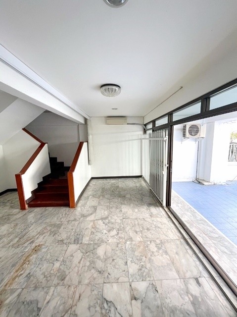 BTSสะพานควาย ให้เช่าด่วน โฮมออฟฟิศ3ชั้น กว้าง6 ม. รีโนเวทใหม่ ทำเลดี 30ตรว. 360ตรม. 33นอน 4น้ำ 3จอดรถ 5แอร์  อารีย์