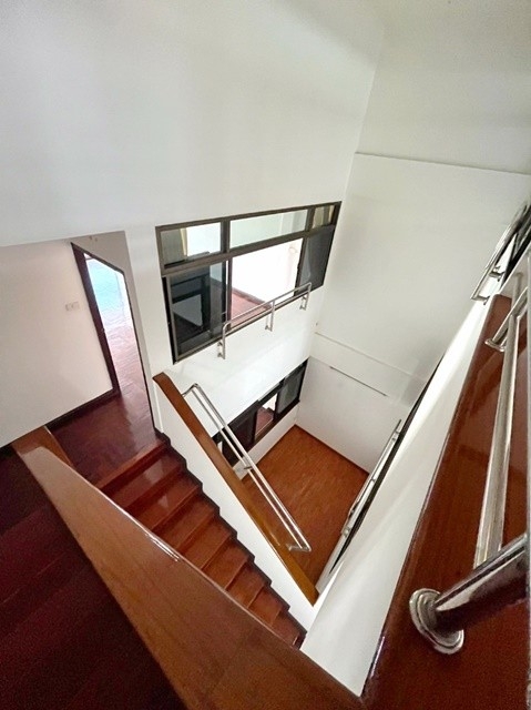 BTSสะพานควาย ให้เช่าด่วน โฮมออฟฟิศ3ชั้น กว้าง6 ม. รีโนเวทใหม่ ทำเลดี 30ตรว. 360ตรม. 33นอน 4น้ำ 3จอดรถ 5แอร์  อารีย์