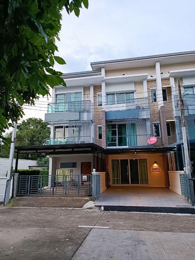 ให้เช่าทาวน์เฮาส์ 3 ชั้น โยธินพัฒนา 11แยก 7 บางกะปิ 3 ห้องนอน 3 ห้องน้ำ ขนาด27ตารางวา แอร์ 4เครื่องจอดรถในบ้าน 2 คัน