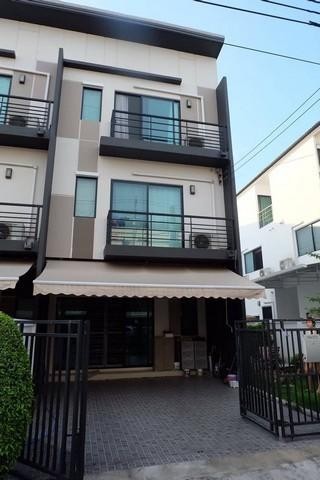 PO119 ขาย ทาวน์โฮม บ้านกลางเมือง นวมินทร์ 42 หลังมุม BAAN KLANG MUANG NAWAMIN 42 ตกแต่งเรียบร้อย เฟอร์นิเจอร์พร้อมอยู่ 