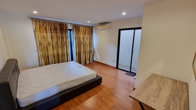 ให้เช่า ทาวน์โอม4ชั้น ริมถนน บ้านกล้วย-ไทรน้อย  บางบัวทอง ทำโฮมออฟฟิตได้   23,500บาท