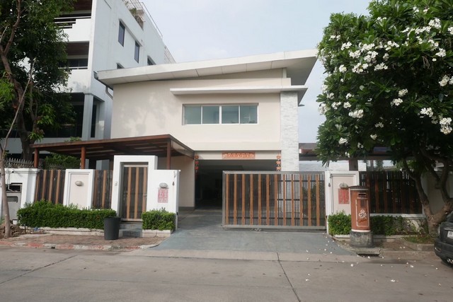 ขายบ้านเดี่ยว 3 ชั้น หมู่บ้านปรีชา เนื้อที่ 300 ตรว. 7 ห้องนอน 8ห้องน้ำ มีสระว่ายน้ำ ห้องซาวน์หน้า