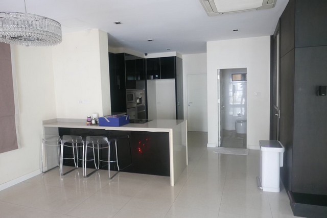ขายบ้านเดี่ยว 3 ชั้น หมู่บ้านปรีชา เนื้อที่ 300 ตรว. 7 ห้องนอน 8ห้องน้ำ มีสระว่ายน้ำ ห้องซาวน์หน้า