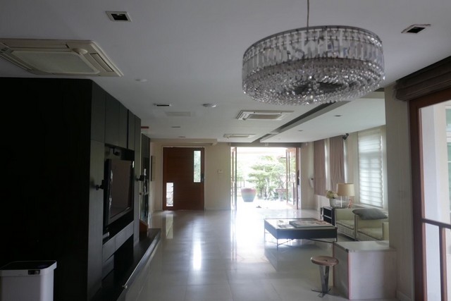 ขายบ้านเดี่ยว 3 ชั้น หมู่บ้านปรีชา เนื้อที่ 300 ตรว. 7 ห้องนอน 8ห้องน้ำ มีสระว่ายน้ำ ห้องซาวน์หน้า