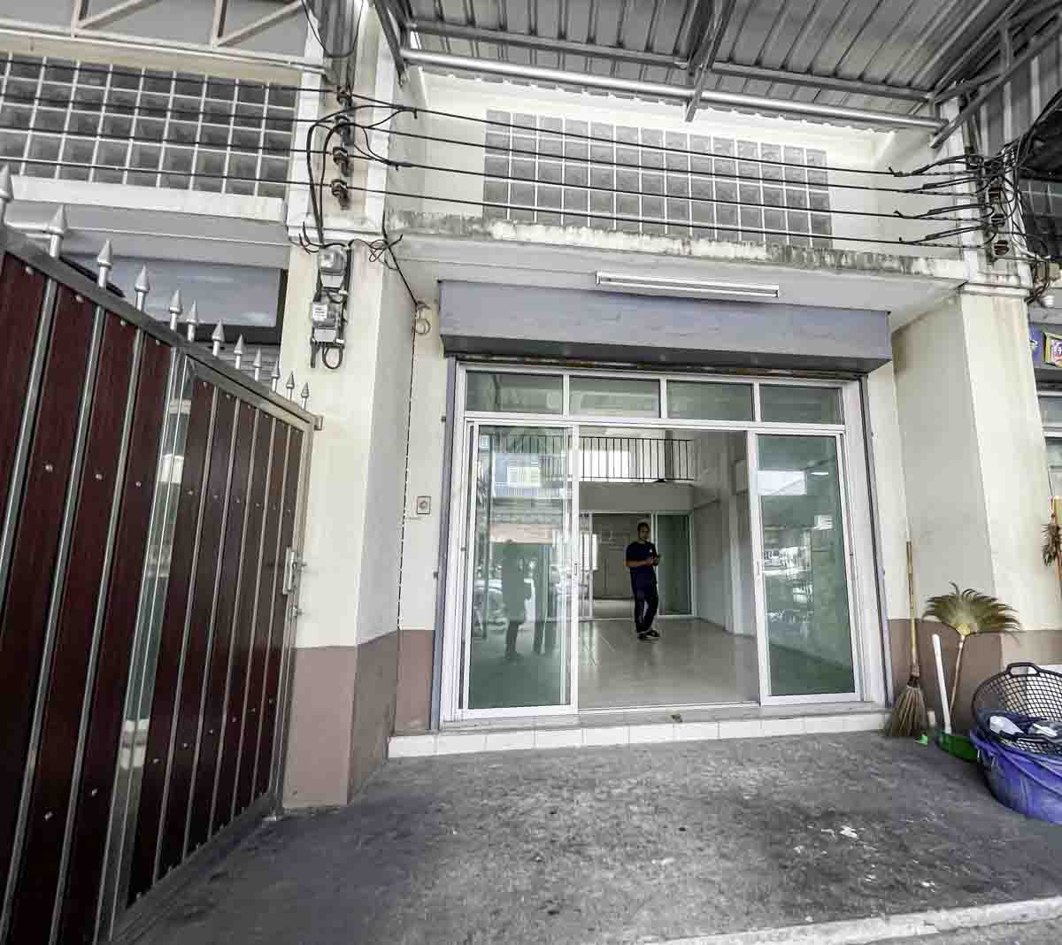 อาคารพาณิชย์ 3.5 ชั้น  บางกร่าง 63  ติดถนนใหญ่          