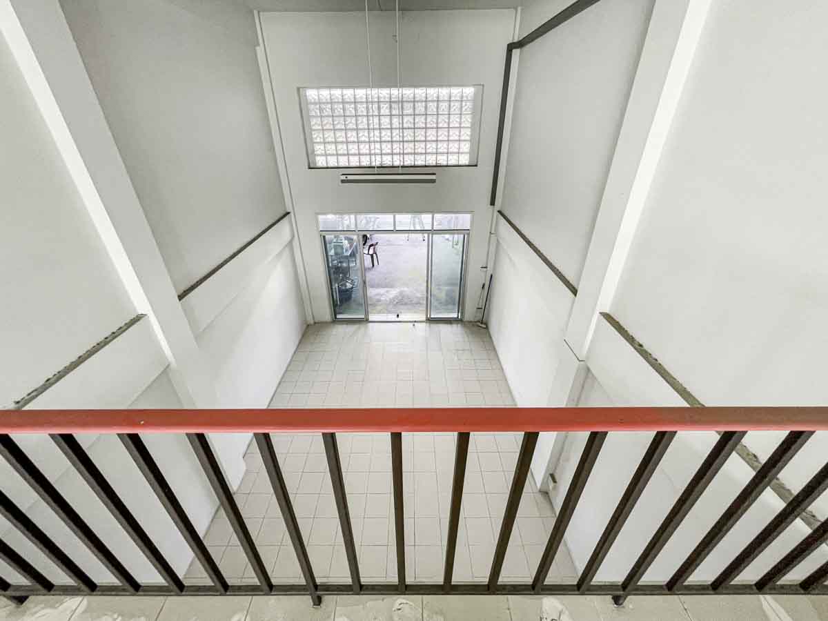 อาคารพาณิชย์ 3.5 ชั้น  บางกร่าง 63  ติดถนนใหญ่          