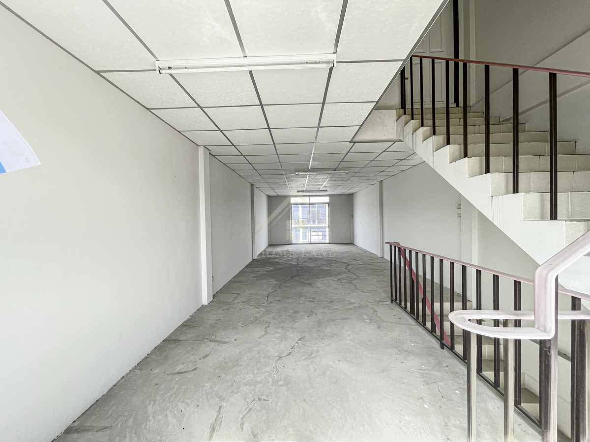 อาคารพาณิชย์ 3.5 ชั้น  บางกร่าง 63  ติดถนนใหญ่          