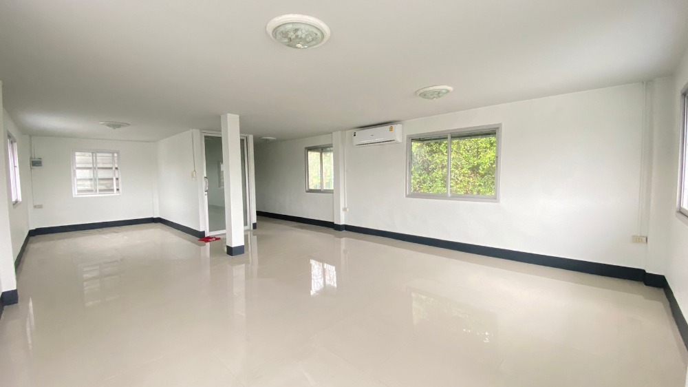 ให้เช่าโกดังพร้อมสำนักงาน เนื้อที่ 1 ไร่ 3 งาน  ต.บึง อ.ศรีราชา ถ.คู่ขนานมอเตอร์เวย์7 (ขาเข้า กทม.)  