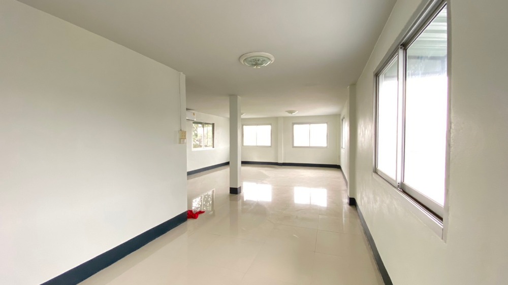 ให้เช่าโกดังพร้อมสำนักงาน เนื้อที่ 1 ไร่ 3 งาน  ต.บึง อ.ศรีราชา ถ.คู่ขนานมอเตอร์เวย์7 (ขาเข้า กทม.)  