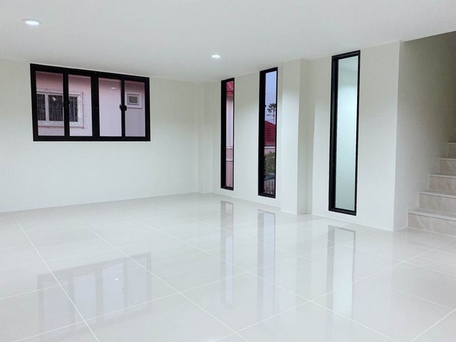 ขายบ้านเดี่ยวสร้างใหม่ 3 ชั้น หมู่บ้านติดทะเลสาบ สวนนวมินทร์ภิรมย์ ใกล้เดอะมอลล์บางกะปิ ย่าน นวมินทร์24 บึงกุ่ม เขตบางกะปิ