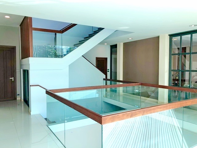 ใกล้รถไฟฟ้าสายสีเหลือง MRT ศรีอุดม โฮมออฟฟิศ 3 ชั้น พร้อมโกดัง Style Modern 168ตรว. 1,100ตรม. 5นอน 8น้ำ 3จอดรถ 3แอร์