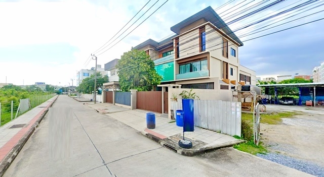 ศรีนครินทร์ ใกล้รถไฟฟ้าสายสีเหลือง MRT ศรีอุดม โฮมออฟฟิศ 3 ชั้น พร้อมโกดัง Style Modern 169ตรว. 1,110ตรม. 5นอน 8น้ำ 3จอดรถ 3แอร์