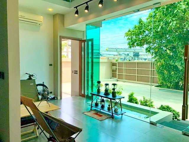 MRT ศรีอุดม ศรีนครินทร์ ใกล้รถไฟฟ้าสายสีเหลือง โฮมออฟฟิศ 3 ชั้น พร้อมโกดัง Style Modern 169ตรว. 1,110ตรม. 5นอน 8น้ำ 3จอดรถ 3แอร์