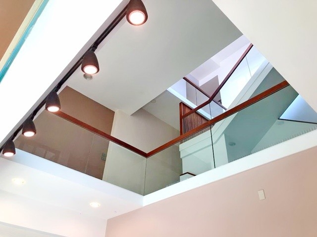 MRT ศรีอุดม ศรีนครินทร์ ใกล้รถไฟฟ้าสายสีเหลือง โฮมออฟฟิศ 3 ชั้น พร้อมโกดัง Style Modern 169ตรว. 1,110ตรม. 5นอน 8น้ำ 3จอดรถ 3แอร์