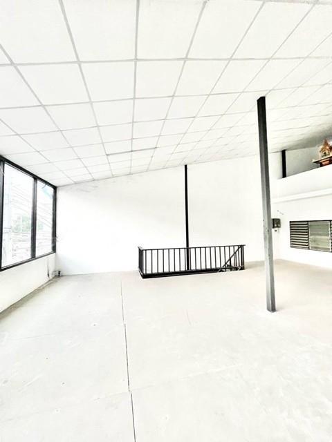 อาคารพาณิชย์ 3คูหา ถูกที่สุดใน3โลก ให้เช่า3ชั้น BTS วัดพระศรี รามอินทราต้นๆ วิวดี ติดถนน 56ตรว. 425 ตรม. 3นอน 3น้ำ