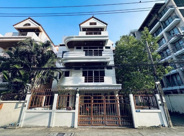 C4212 ให้เช่าบ้าน 4 ชั้น ย่านพร้อมพงษ์ ริมถนนสุขุมวิทซอย 31 ใกล้BTSพร้อมพงษ์ ใกล้ห้างThe Emquartier