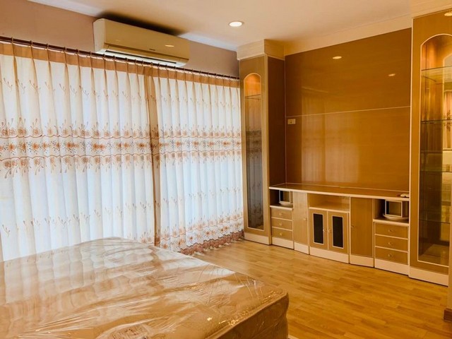 ขายทาวน์ โฮม 3 ชั้น บ้านกลางเมือง รัชดา 36 สภาพใหม่มาก ตกแต่งสวยงาม บิวท์อิน ติดวอลเปเปอร์ทั้งหลัง เฟอร์นิเจอร์ครบชุด  พร้อมเข้าอยู่ 