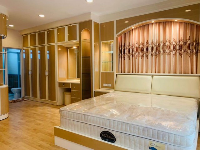 ขายทาวน์ โฮม 3 ชั้น บ้านกลางเมือง รัชดา 36 สภาพใหม่มาก ตกแต่งสวยงาม บิวท์อิน ติดวอลเปเปอร์ทั้งหลัง เฟอร์นิเจอร์ครบชุด  พร้อมเข้าอยู่ 