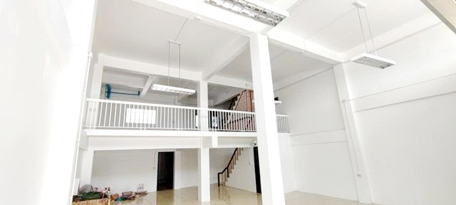 ให้เช่าอาคารพานิชย์ 4 ชั้น ตลาดมั่งมีทรัพย์ ใหม่ ลำลูกกา46-60 คลอง5 ทำเลดี ติดริมถนนใหญ่ เดินทางสะดวก 50ตรว. 700ตรม. 2จอดรถ ต่อรองได้  