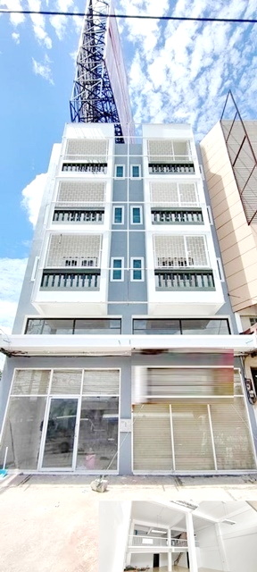 ให้เช่าอาคารพานิชย์ 4 ชั้น ตลาดมั่งมีทรัพย์ ใหม่ ลำลูกกา46-60 คลอง5 ทำเลดี ติดริมถนนใหญ่ เดินทางสะดวก 50ตรว. 700ตรม. 2จอดรถ ต่อรองได้  