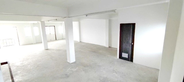 ให้เช่าอาคารพานิชย์ 4 ชั้น ตลาดมั่งมีทรัพย์ ใหม่ ลำลูกกา46-60 คลอง5 ทำเลดี ติดริมถนนใหญ่ เดินทางสะดวก 50ตรว. 700ตรม. 2จอดรถ ต่อรองได้  