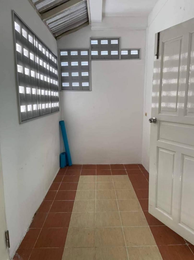 ให้เช่าโฮมออฟฟิศ 3 ชั้น เลียบทางด่วนรามอินทรา โครงการ มารีน่าโฮม คลองลำเจียก 29 มี3 ห้อง 2 ห้องน้ำ  พื้นที่ 160 ตรม. จอดรถได้ 2 คัน 