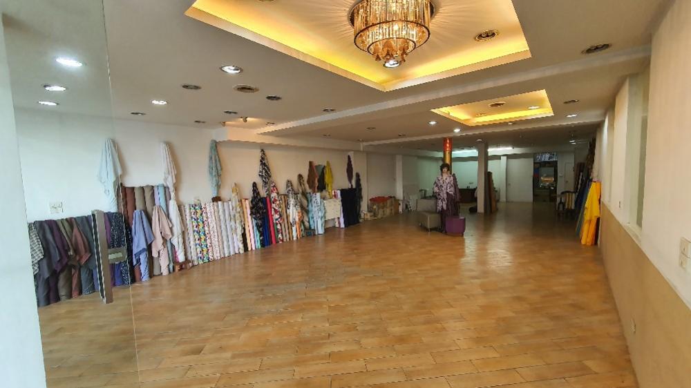 ให้เช่าพื้นที่ภายในอาคารชั้น 1 พื้นที่ใช้สอย 108 ตารางเมตร 2 ห้องน้ำ ถ. พหลโยธิน  ติดสถานีรถไฟฟ้าสะพานใหม่