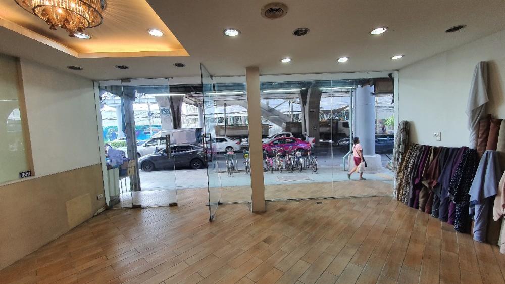 ให้เช่าพื้นที่ภายในอาคารชั้น 1 พื้นที่ใช้สอย 108 ตารางเมตร 2 ห้องน้ำ ถ. พหลโยธิน  ติดสถานีรถไฟฟ้าสะพานใหม่