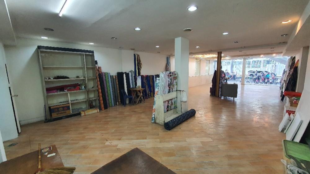 ให้เช่าพื้นที่ภายในอาคารชั้น 1 พื้นที่ใช้สอย 108 ตารางเมตร 2 ห้องน้ำ ถ. พหลโยธิน  ติดสถานีรถไฟฟ้าสะพานใหม่