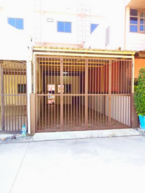 ให้เช่าอาคารพาณิชย์ โลตัส อมตะนคร 3 ชั้น  โรบินสัน ซิตี้3 นอน 3 น้ำ  2 จอดรถ 35 ตรว.  420 ตรม.