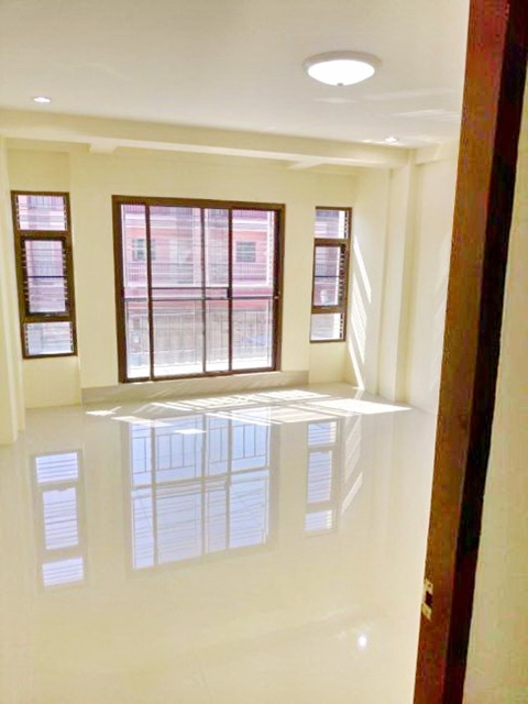 ให้เช่าอาคารพาณิชย์ โลตัส อมตะนคร 3 ชั้น  โรบินสัน ซิตี้3 นอน 3 น้ำ  2 จอดรถ 35 ตรว.  420 ตรม.