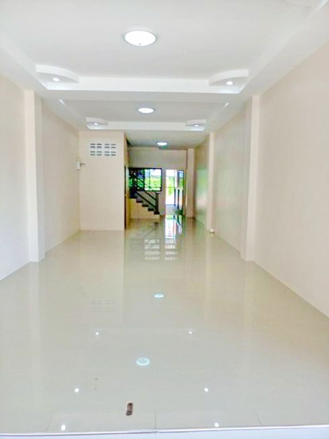 โรบินสัน โลตัส อมตะนคร  ซิตี้ 3 ชั้น 3 นอน 3 น้ำ ให้เช่าอาคารพาณิชย์  2 จอดรถ 35 ตรว. 420 ตรม.